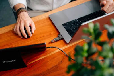 Memorie Verbatim Dual QuickStick. Capacity: 512 GB, Device interface: USB Type-A / USB Type-C, USB version: 3.2 Gen 1 (3.1 Gen 1), Read speed: 550 MB/s, Write speed: 500 MB/s. "32042"