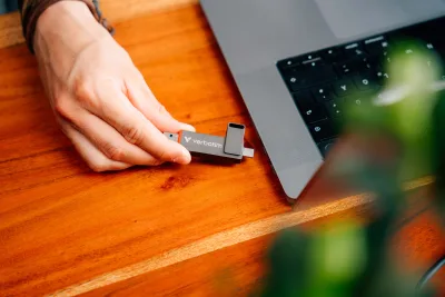 Memorie Verbatim Dual QuickStick. Capacity: 512 GB, Device interface: USB Type-A / USB Type-C, USB version: 3.2 Gen 1 (3.1 Gen 1), Read speed: 550 MB/s, Write speed: 500 MB/s. "32042"