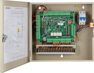 Centrala control acces Hikvision 4 usi ( 4 x cititoare Wiegand sau 8 x cititoare RS485), DS-K2604T; Compatibilitate cititoare: 4 x Wiegand sau 8 x RS485; Capacitate de stocare: 100,000 cartele si 300,000 evenimente; Intrari: 4 alarm input, Door Magnetic