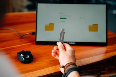 Memorie Verbatim Dual QuickStick. Capacity: 512 GB, Device interface: USB Type-A / USB Type-C, USB version: 3.2 Gen 1 (3.1 Gen 1), Read speed: 550 MB/s, Write speed: 500 MB/s. "32042"