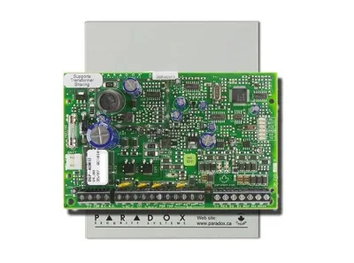 Modul de control acces: 4 fire conexiuni pentru 1 uşă: cititor de cartelă, REX, contact de uşă şi ieşire de yală; compatibil cu cititoarele Wiegand 26-bit sau Paradox pe 4 fire: R910 / R915; acces cu cartelă şi/sau cod, cu cititorul R915; armare cu
