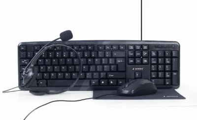 KIT wired GEMBIRD, 4-in1 desktop, tastatura 104 taste + mouse optic 1000dpi 3 butoane rotita scroll + casti cu mic + pad 220x180mm, black "KBS-UO4-01"  (timbru verde 0.8 lei)