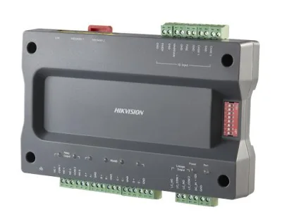Master controler pentru lift Hikvision DS-K2210, management pana la 128 de etaje, 20000 carduri si 50000 evenimente, suporta  pana la 2 cititoare RS-485 sau 2 cititoare Wiegand, comunicare: TCP/IP si RS-485, configurare si management via web sau