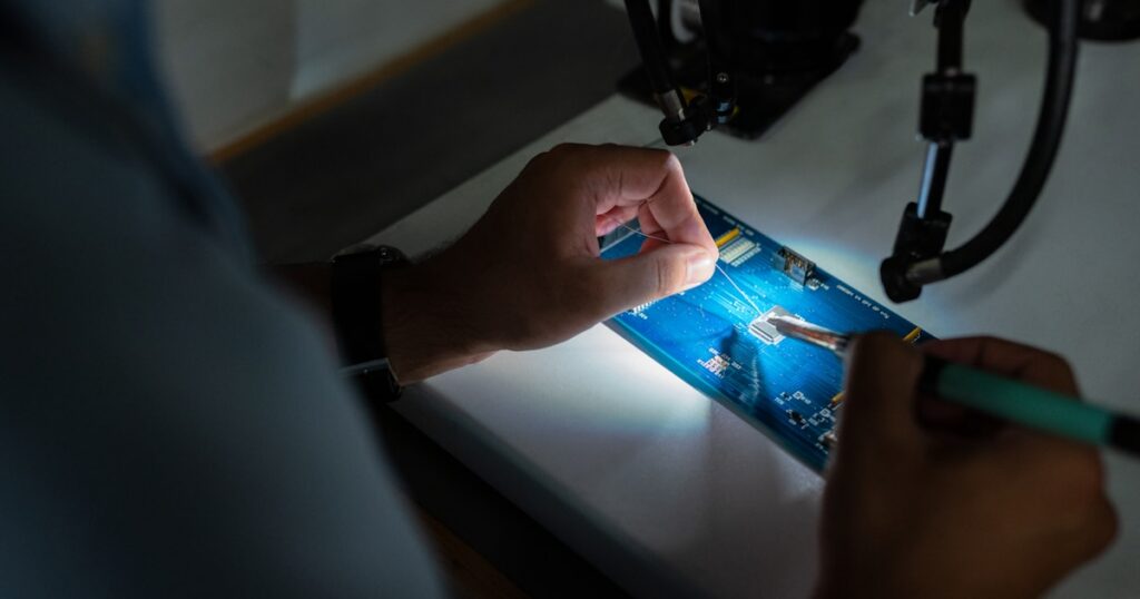 Tehnician IT repară un calculator în service