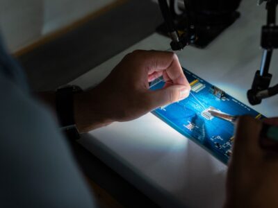 Tehnician IT repară un calculator în service