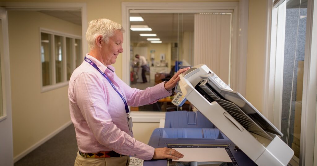 Copiator multifuncțional de birou pentru închiriere