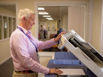 Copiator multifuncțional de birou pentru închiriere