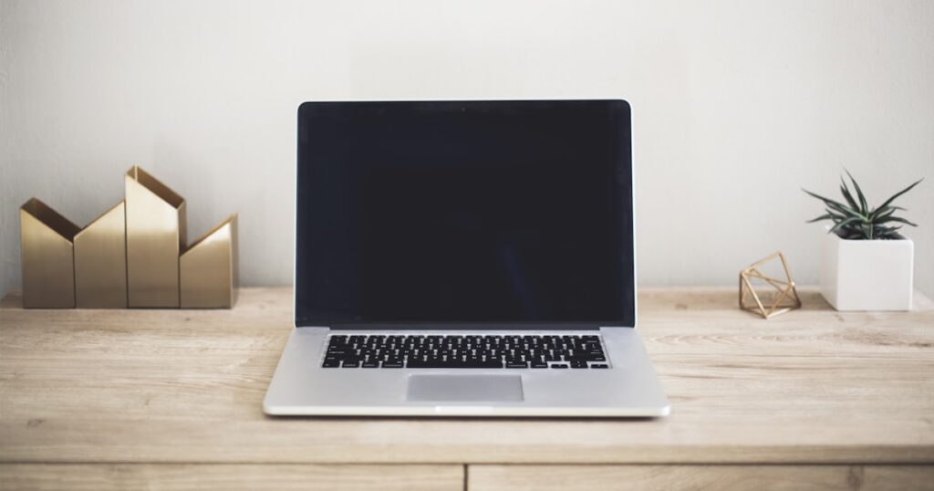 Laptop pe birou modern - IT Live