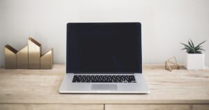 Laptop pe birou modern - IT Live