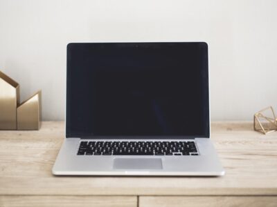 Laptop pe birou modern - IT Live